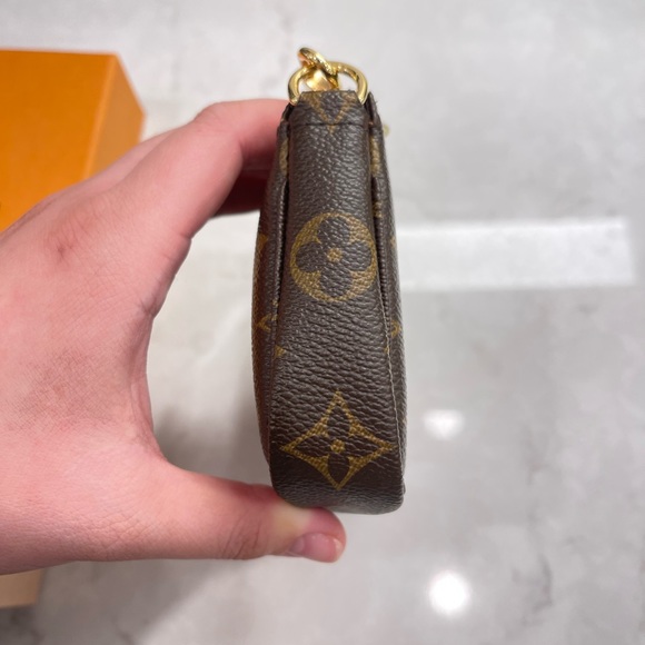 Louis Vuitton monogram mini pochette - Picture 6 of 16